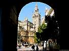 Foto de SEVILLA - LA GIRALDA DESDE UN ARCO